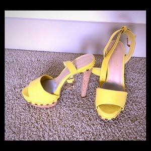 Brand New yellow heel sandals, no foot pads.